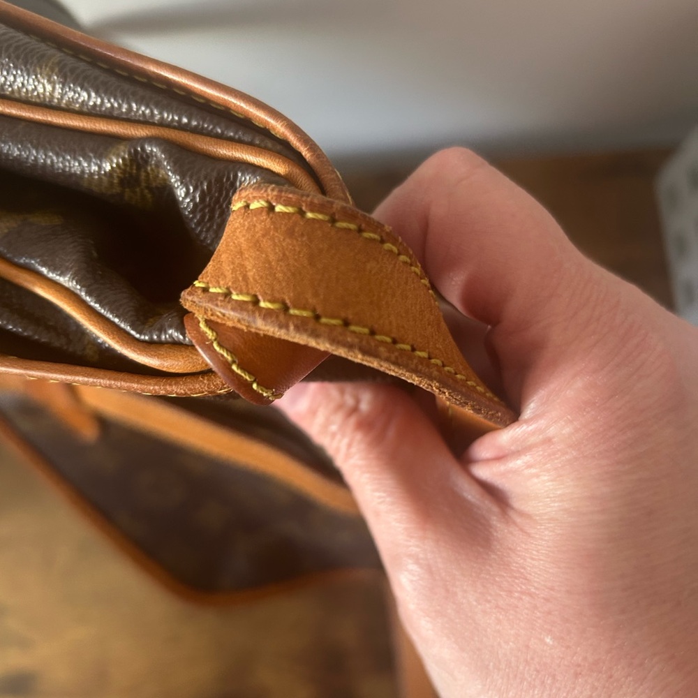 Louis Vuitton Brown Monogram Crossbody Hobo with Tan Vachetta Trim - Picture 15 of 16